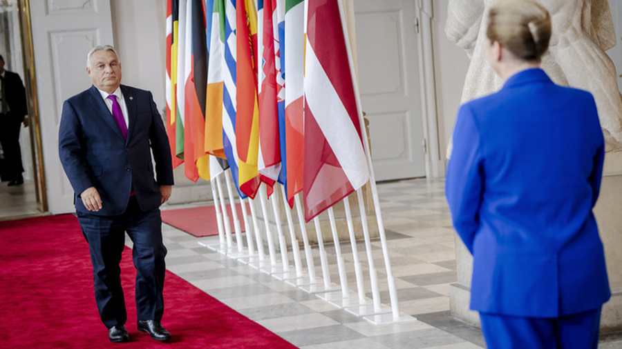 Mette Frederiksen dán miniszterelnök (jobbra háttal) üdvözli Orbán Viktor magyar miniszterelnököt a koppenhágai Christiansborg-palotába 2025. október 1-jén Fotó: AFP/Ritzau Scanpix/Mads Claus Rasmussen