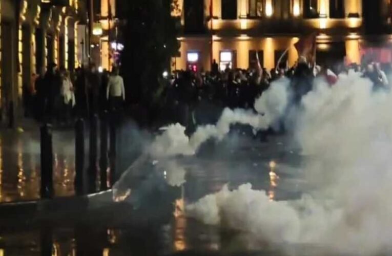 Tüntetők rohanták meg az elnöki palotát Georgiában (videók)