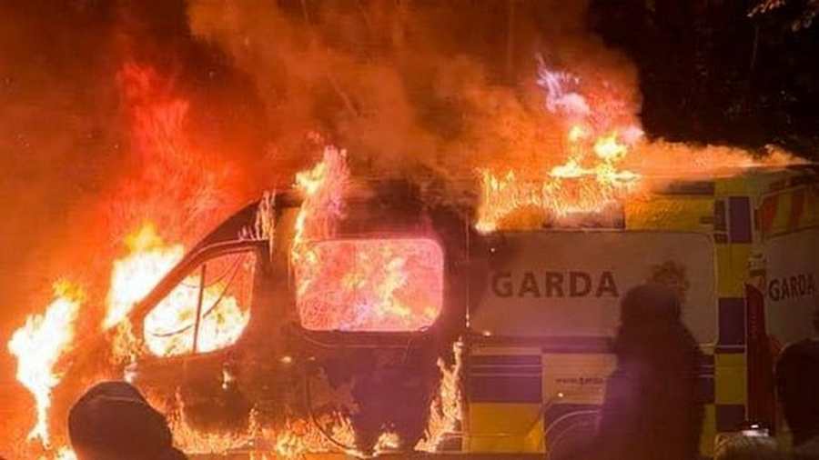 Kiemelt képen: Lángoló rendőrségi furgon Dublinban / © Közösségi média
