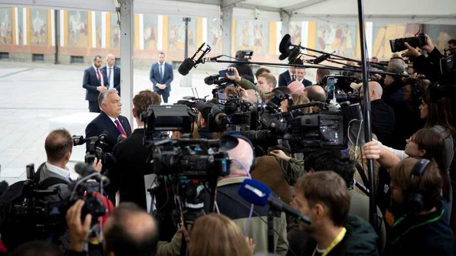 Kiemelt képen: A Miniszterelnöki Kommunikációs Főosztály által közreadott képen az Európai Unió nem hivatalos csúcstalálkozójára érkező Orbán Viktor miniszterelnök nyilatkozik a sajtó munkatársainak a koppenhágai Christiansborg palotában 2025. október 1-jén, az Európai Unió Tanácsának dán soros elnöksége idején (Fotó: MTI/Miniszterelnöki Kommunikációs Főosztály/Fischer Zoltán)