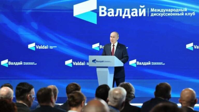 Kiemelt képen: Vlagyimir Putyin a Valdai Fórumon 2025 október 2-án / Fotó: ©  Sputnik / Grigory Sysoyev