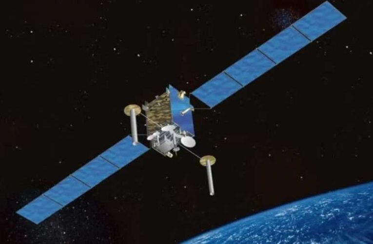 Titokzatos okok miatt változtatott pályát egy 56 éves katonai műhold