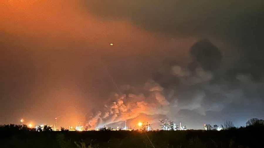 Kiemelt képen: Tűz a százhalombattai kőolaj-finomítóban / Fotó: X