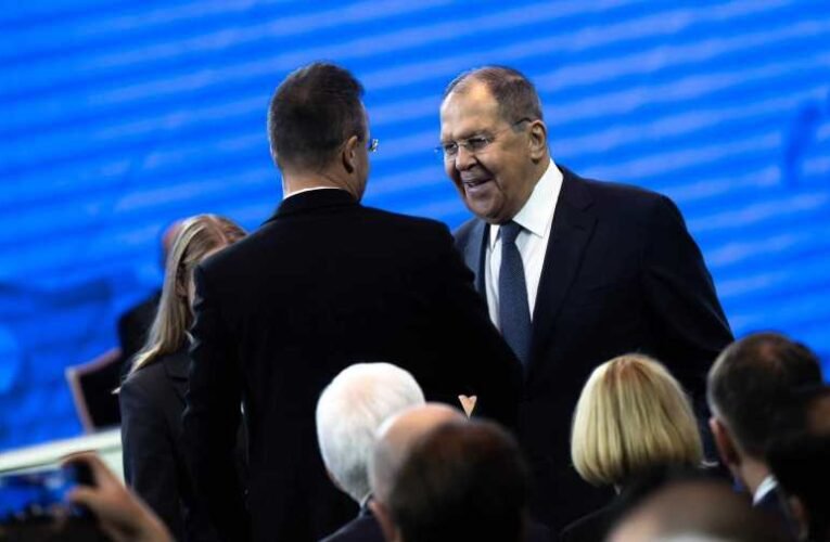 Szijjártó Péter egyeztetett Minszkben Szergej Lavrovval