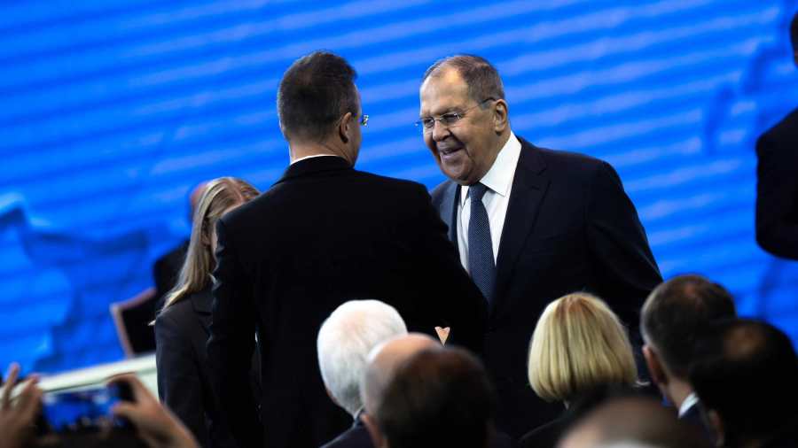 Kiemelt képen: Szijjártó Péter és Szergej Lavrov üdvözli egymást Minszkben 2025. október 28-án / fotó: facebook