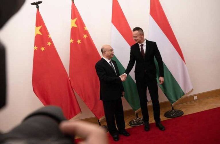 Szijjártó Péter: Magyarország sokat profitál a Kínával fenntartott stratégiai együttműködéséből