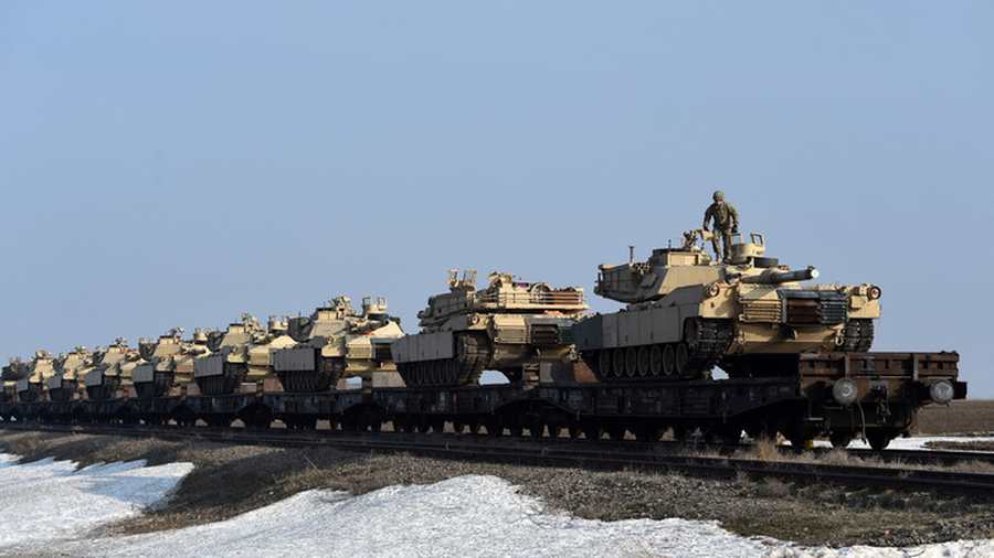 Kiemelt képen: Az amerikai hadsereg katonái páncélosokat pakolnak le a romániai Konstanca közelében található Mihail Kogalniceanu NATO-bázison / Fotó: DANIEL MIHAILESCU / AFP