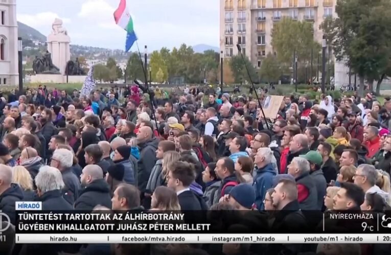 Tüntetést tartottak az álhírbotrányban érintett Juhász Péter mellett