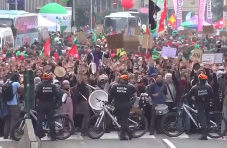 Vízágyúkat vetett be a rendőrség a tüntetők ellen Brüsszelben