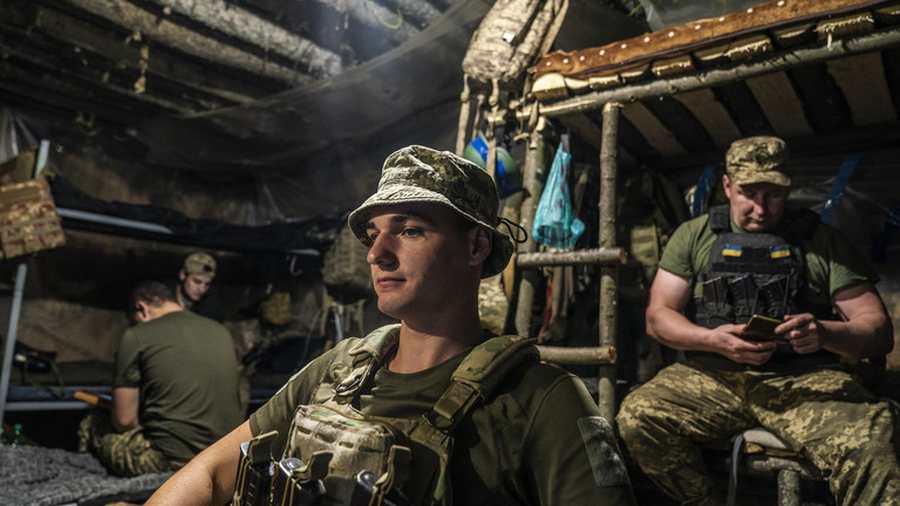 Kiemelt képen: ukrán katonák rejtőzködnek a földbe ásott bunkerben © Getty Images / Jose Colon