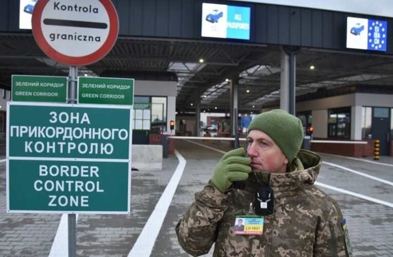 Közel 100 000 fiatal férfi menekült el Ukrajnából mindössze két hónap alatt