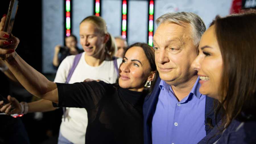 Kiemelt kép: Orbán Viktor miniszterelnök a háborúellenes gyűlésen Győrben, 2025. november 17-én (Fotó: MTI/Miniszterelnöki Kommunikációs Főosztály/Fischer Zoltán)