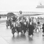 Kiemelt képen:  Egy csoport (valószínűleg) magyar menekült érkezik a croydoni repülőtérre Londonba, 1956. december 21-én. / FA / hungarianconservative.com