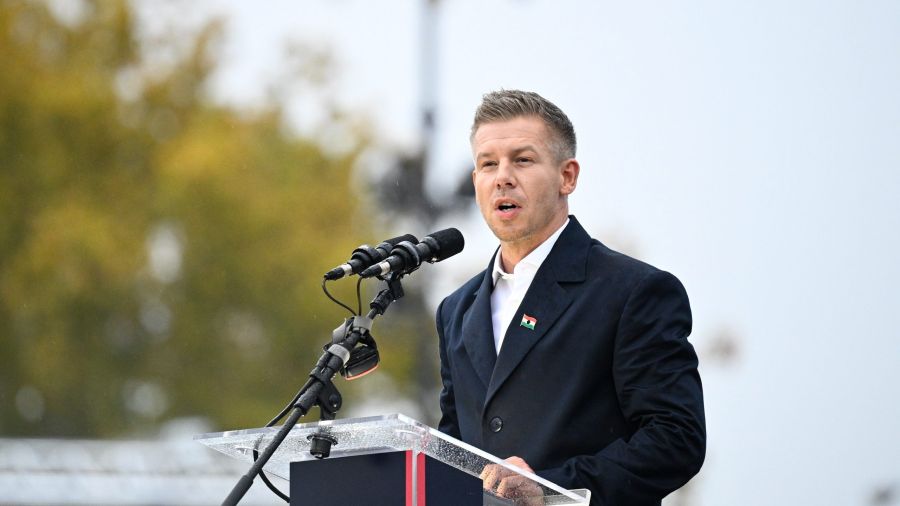 Kiemelt kép: Magyar Péter, a Tisza Párt elnöke beszédet mond a párt Nemzeti Menet címmel megrendezett ünnepségén az 1956-os forradalom és szabadságharc 69. évfordulóján a budapesti Hősök terén 2025. október 23-án. (Fotó: MTI/Bodnár Boglárka)