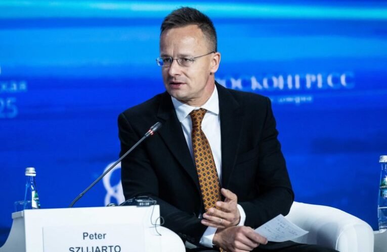 Szijjártó Péter: A folyosókon odajönnek hozzánk, hogy próbáljuk már megakadályozni a szankciókat