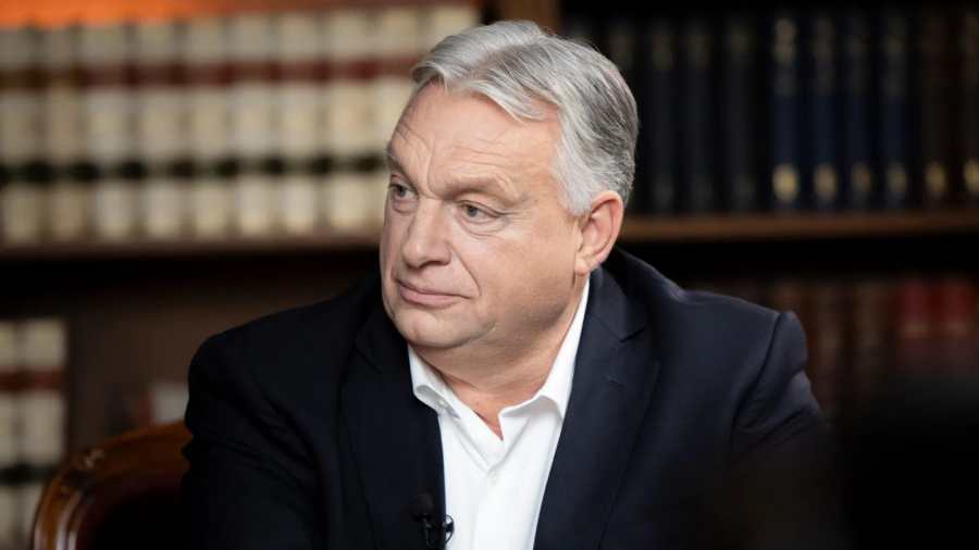 Kiemelt kép: A Miniszterelnöki Kommunikációs Főosztály által közreadott képen Orbán Viktor miniszterelnök interjút ad a Mandinernek a Karmelita kolostorban 2025. október 15-én – MTI/Miniszterelnöki Kommunikációs Főosztály/Fischer Zoltán