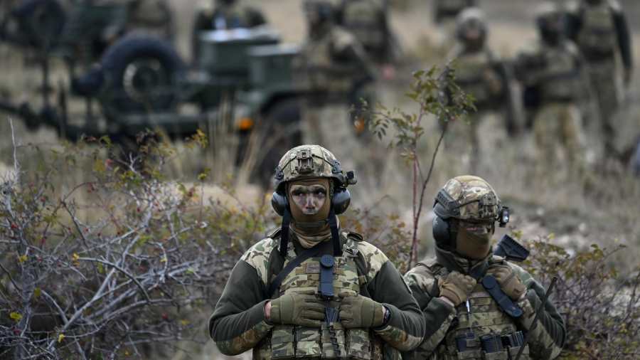 Kiemelt kép: Katonák a Magyar Honvédség Kinizsi Pál 30. Páncélozott Gyalogdandár lövészetének zárógyakorlatán a hajmáskéri Nullponti Lő- és Gyakorlótéren 2024. november 14-én (Fotó: MTI/Kovács Tamás)