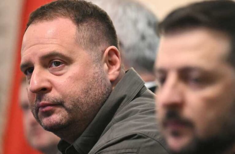 Lemondott Zelenszkij jobbkeze – Ki is Andrej Jermak és mit jelent a távozása?