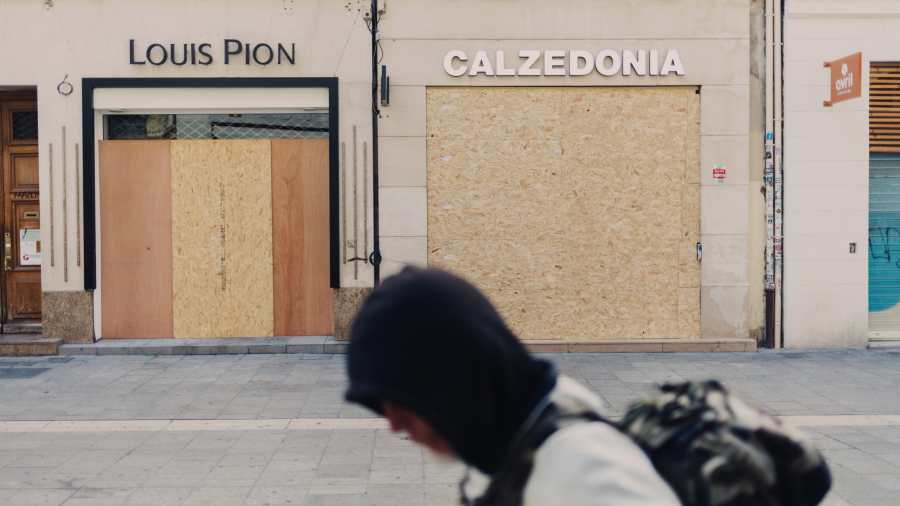 kiemelt kép: illusztráció / a migránsok tombolása ellen védekező üzletek Franciaországban / fotó: MTI/EPA/Orianne Ciantar