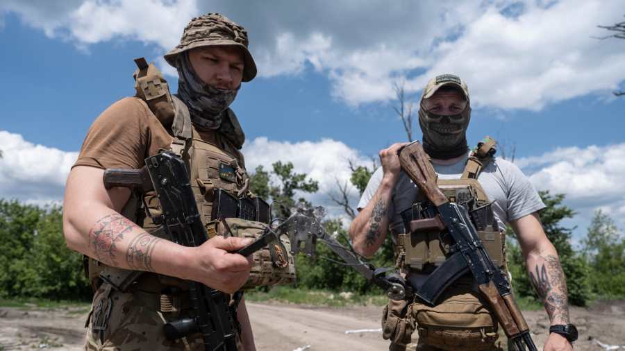 Kiemelt kép: Az ukrán hadsereg 93. különálló gépesített dandárjának sajtószolgálata által közreadott képen katonák egy becsapódott orosz FPV-drón (First-person view) darabjával a Donyecki területen lévő Druzskovkánál húzódó frontvonal közelében 2025. május 22-én, az Ukrajna elleni orosz háború alatt (Fotó: MTI/EPA/Az ukrán hadsereg 93. különálló gépesített dandárja)