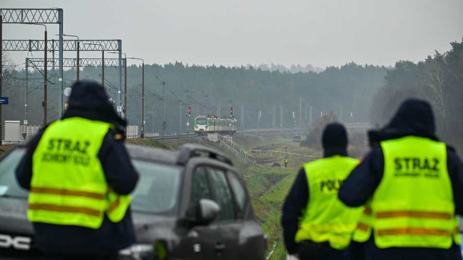 Kiemelt kép: Megrongált vasúti pályaszakasznál vizsgálódnak a hatóságok a Varsó–Deblin vasútvonalon, a közép-lengyelországi Garwolin városnál lévő Mika vasútállomás közelében (Fotó: MTI/EPA/PAP/Przemyslaw Piatkowski)