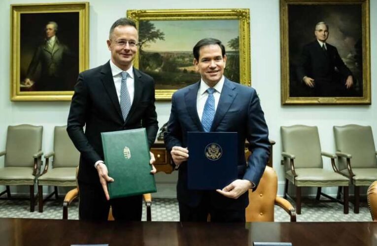 Szijjártó Péter: Minden szállítás szankciós mentességet kap a Barátság és a Török Áramlat vezetékeken keresztül