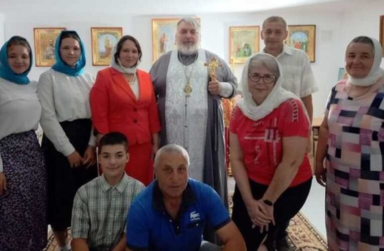 Az ukránok drónokkal gyilkolták meg a papot, annak a feleségét és egy teljes hívő családot