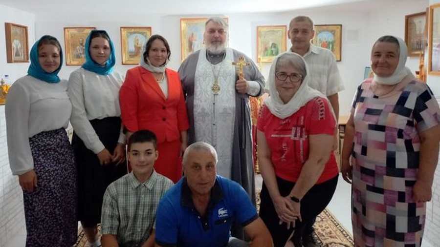 Kiemelt képen: Vlagyimir Shutov főpap a plébánosokkal. Fotó: gorlovka-eparhia.org