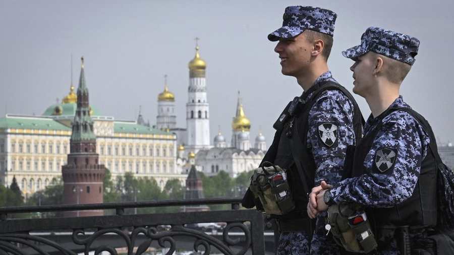 Katonák járőröznek a Moszkva folyón átívelő hídon, a Kreml előtt Moszkvában. Az európai országok Oroszország feldarabolásáról beszélnek Fotó: ALEXANDER NEMENOV / AFP