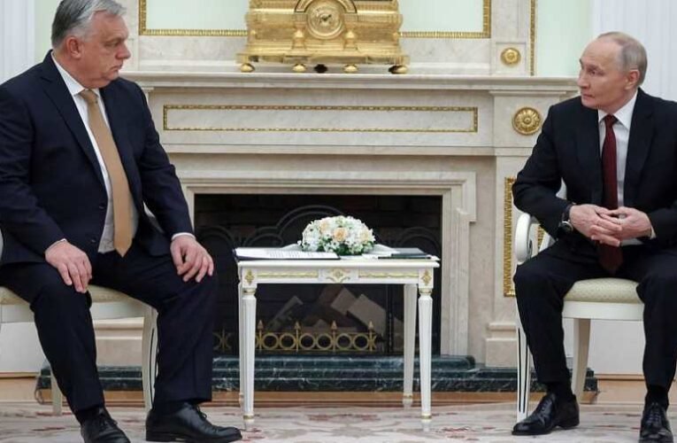Orbán Viktort fogadta Vlagyimir Putyin a Kremlben, a béketárgyalások is szóba kerültek