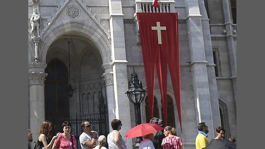 Kiemelt képen: A parlamet épületén keresztény magyar zászló 2018-ban / fotó Otto von Czeglédy