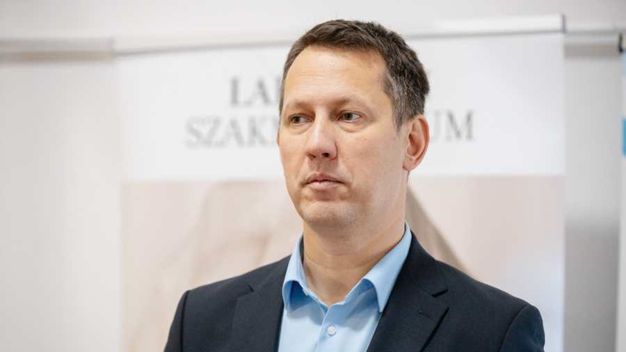 Kiemelt kép: Fülöp Attila, a Belügyminisztérium gondoskodáspolitikáért felelős államtitkára beszédet mond a gyermekvédelemből kikerülő fiatalok számára meghirdetett Lépj! Gyermekvédelmi otthonteremtési program lakásátadóján Szigetszentmiklósón 2025. december 15-én (Fotó: MTI/Hatházi Tamás)