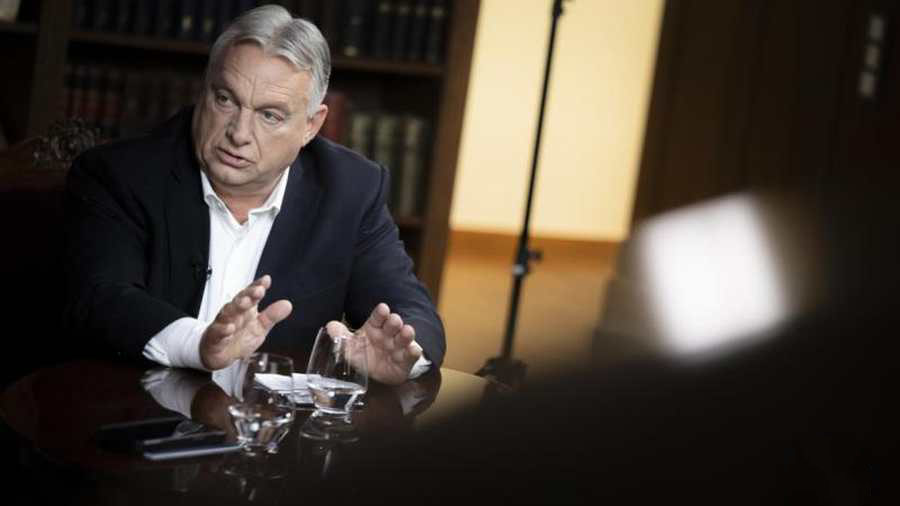 Borítókép: Budapest, 2025. október 15. A Miniszterelnöki Kommunikációs Főosztály által közreadott képen Orbán Viktor miniszterelnök interjút ad a Mandinernek a Karmelita kolostorban 2025. október 15-én. MTI/Miniszterelnöki Kommunikációs Főosztály/Fischer Zoltán