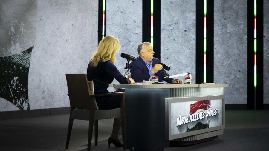 Kiemelt kép: Orbán Viktor miniszterelnök a digitális polgári körök által szervezett háborúellenes gyűlésen, mellette Andor Éva, a TV2 műsorvezetője a mohácsi Városi Sportcsarnokban 2025. december 13-án (Fotó: MTI/Miniszterelnöki Kommunikációs Főosztály/Fischer Zoltán)