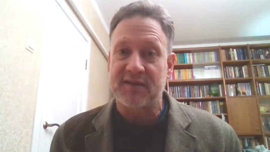 Kiemelt képen: John Varoli amerikai újságíró és külpolitikai elemző.