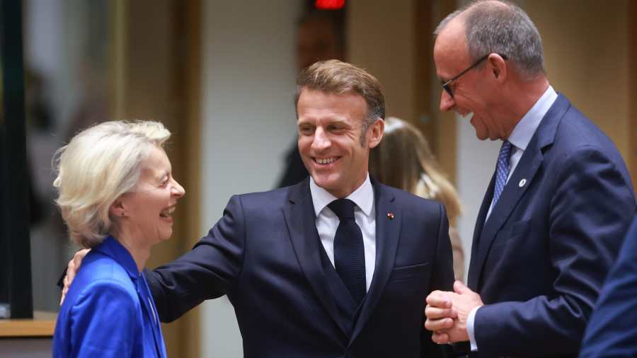 Kiemelt kép: Ursula von der Leyen, az Európai Bizottság elnöke, Emmanuel Macron francia elnök és Friedrich Merz német kancellár az EU-tagországok állam- és kormányfőinek csúcstalálkozóján, Brüsszelben 2025. október 23-án (Fotó: MTI/EPA/Olivier Hoslet)