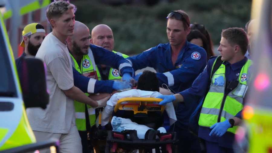 Kiemelt kép: Kiemelt kép: Sebesültet visznek kórházba mentõsök Sydney Bondi Beach nevû tengerparti strandjáról, ahol ismeretlen fegyveresek lelõttek kilenc embert, sokakat megsebesítettek 2025. december 14-én. Az elkövetõk közül egyet lelõttek a rendõrök, egy másikat elfogtak, õ válságos állapotban van. (Fotó: MTI/AP/Mark Baker)