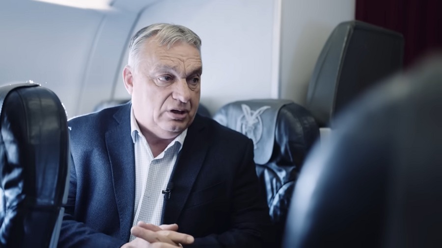 Orbán Viktor útban Isztambul felé Bohár Dánielnek adott interjút a repülőgépen / fotó: screeshot