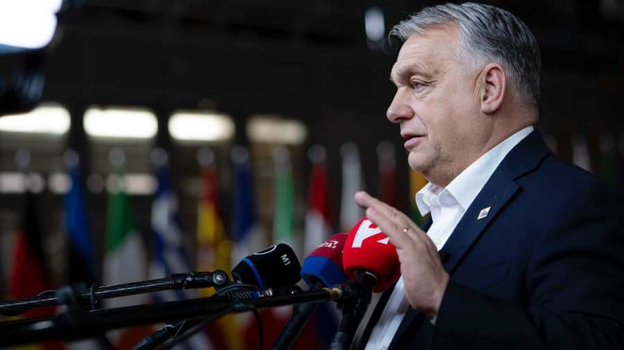 Borítókép: A Miniszterelnöki Kommunikációs Főosztály által közreadott képen Orbán Viktor miniszterelnök nyilatkozik a sajtó képviselőinek az uniós tagállamok csúcstalálkozója után Brüsszelben 2025. december 19-én hajnalban (Fotó: MTI/Miniszterelnöki Kommunikációs Főosztály/Fischer Zoltán)