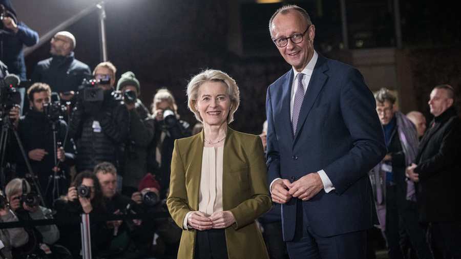 Friedrich Merz német kancellár üdvözli Ursula von der Leyent, az Európai Bizottság elnökét a Kancellári Hivatalban 2025. december 15-én Berlinben, Németországban. © Nadja Wohlleben/Getty Images