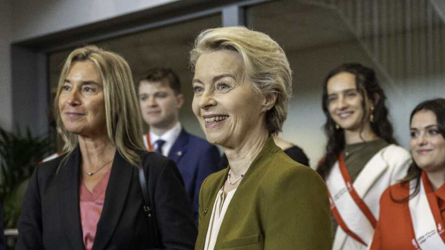 Kiemelt képen: Federica Mogherini rektor Ursula von der Leyennel, az EU elnökével együtt a bruges-i Európa Főiskola megnyitó ünnepségén. / Fotó: Stephanie PARMENTIER/Európa Főiskola