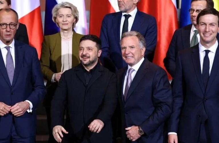 Kiemelt kép: Együtt a háborús koalíció és az amerikai küldöttség / Fotó: AFP / POOL / Lisi Niesner