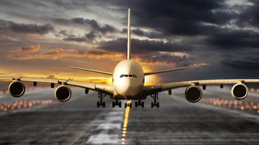 Kiemelt képen: egy Airbus A380-as landolás közben / fotó: Skycolors/shutterstock.com