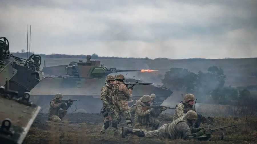 Kiemelt képen: francia katonák gyakorlatoznak ukrajnai bevetésre a romániai Cincuban 2025. november 25-én.