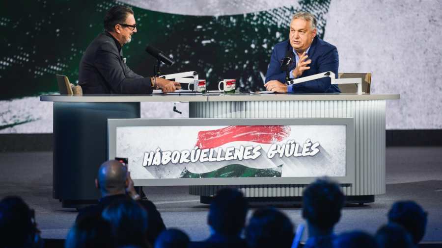 Kiemelt képen: Csiszár Jenő beszélget Orbán Viktorral a DPK háborúellenes gyűlésén Kecskeméten 2025. december 6-án / Fotó: Farbaky Tamás / Forrás: Népszava