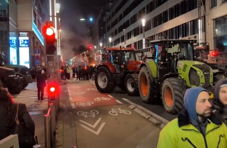 Gazdatüntetés Brüsszelben – könnygázt is bevetettek a demonstrálókkal szemben (videók)