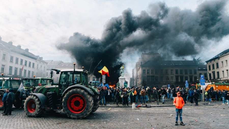 Kiemelt képen: Brüsszelben tüntetnek a gazdák, a rendőrség könnygázt is bevetett Fotó: EMILE WINDAL / BELGA MAG