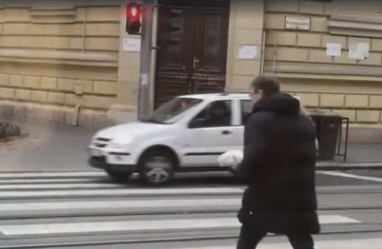 Karácsony Gergely átsétált a piroson, majd beszállt egy szabálytalanul parkoló autóba