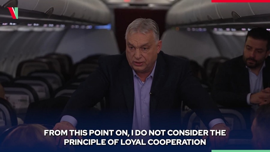 Kiemelt képen: Orbán Viktor magyar kormányfő a Brüsszelbe tartó repülőgépen tartott sajtótájékoztatót az őt kísérő újságíróknak / fotó: X / screenshot