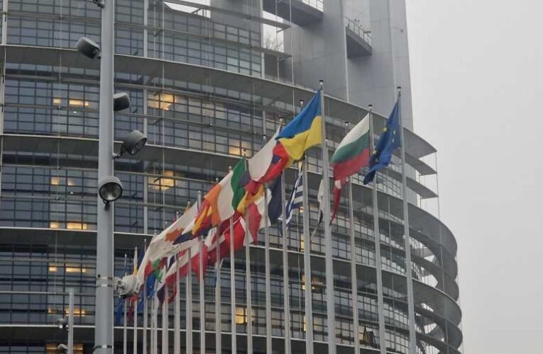 Miért lobog ukrán zászló az Európai Parlament épülete előtt kiemelt helyen? – tudósítás Strasbourgból az EU vezetőinek árulásáról